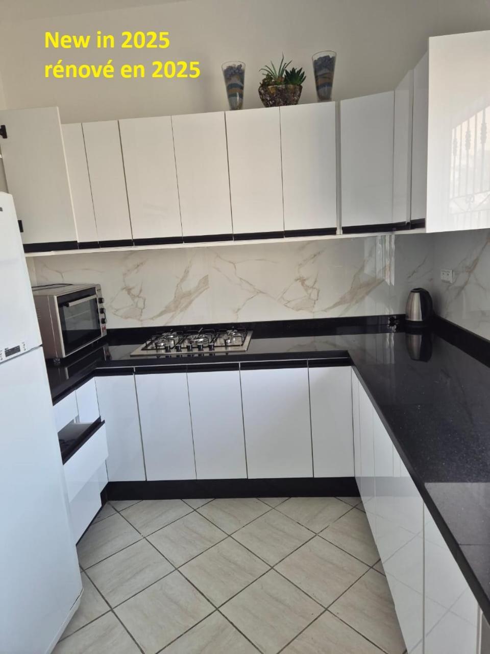 شقة Stylish Duplex - Ocean View - Airport - Wifi - Renovated 2025 - 24H Reception Jibila المظهر الخارجي الصورة